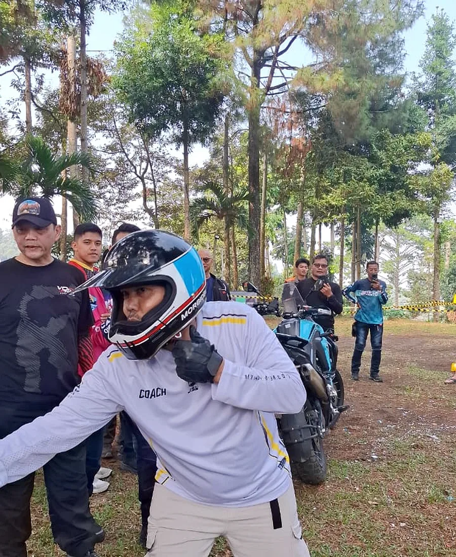 Coach Aldi memberikan arahan kepada peserta
